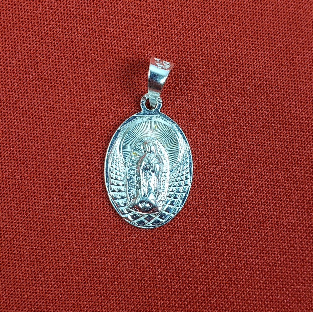 Elegant Silver Pendant Necklace